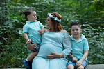 Schwangere Mutter mit Kindern im Wald